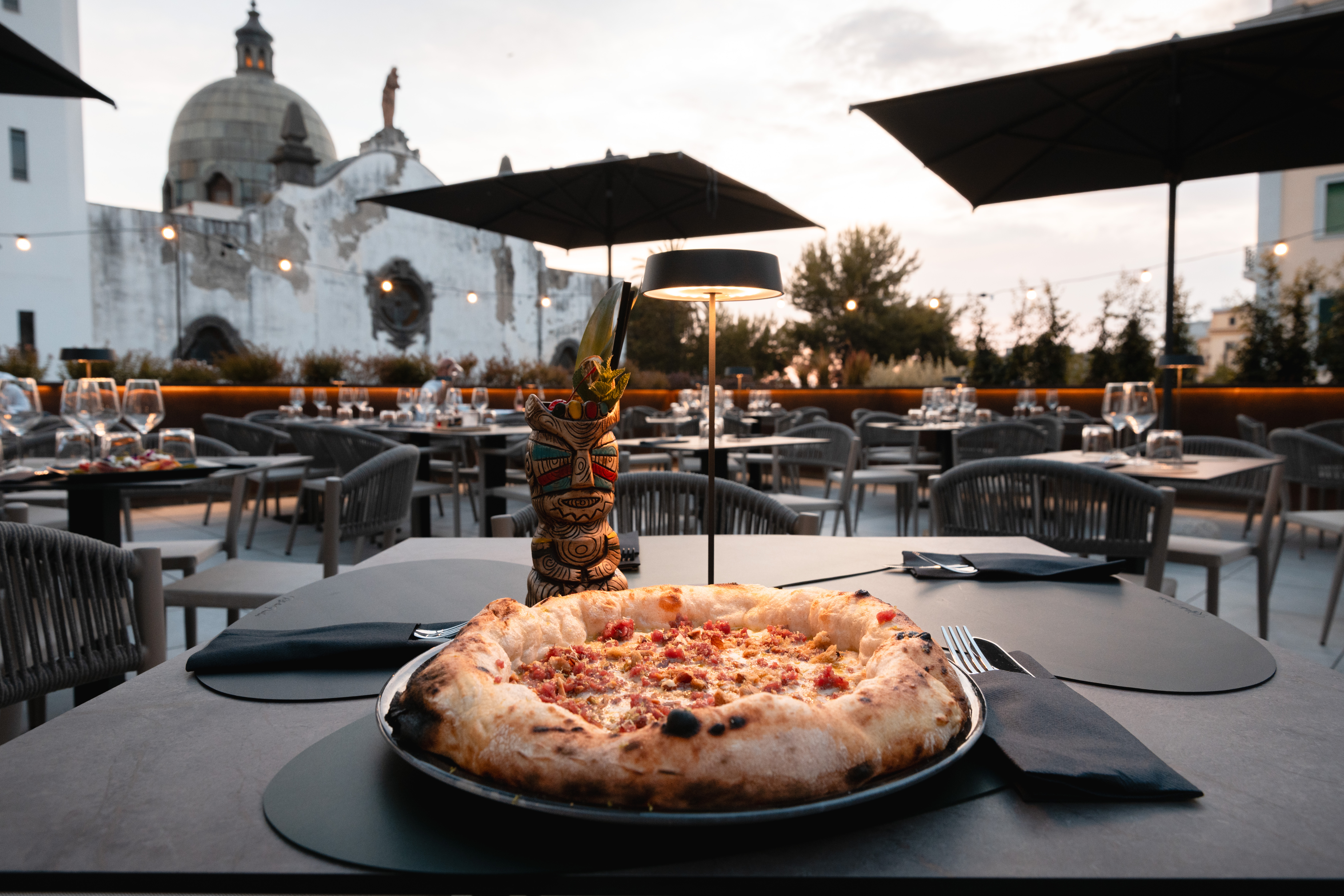 Drink, pizza e grill: da Sinapsi Pizza e Grill a Torre del Greco l’esclusivo format tra musica d’autore, mixology e alta gastronomia