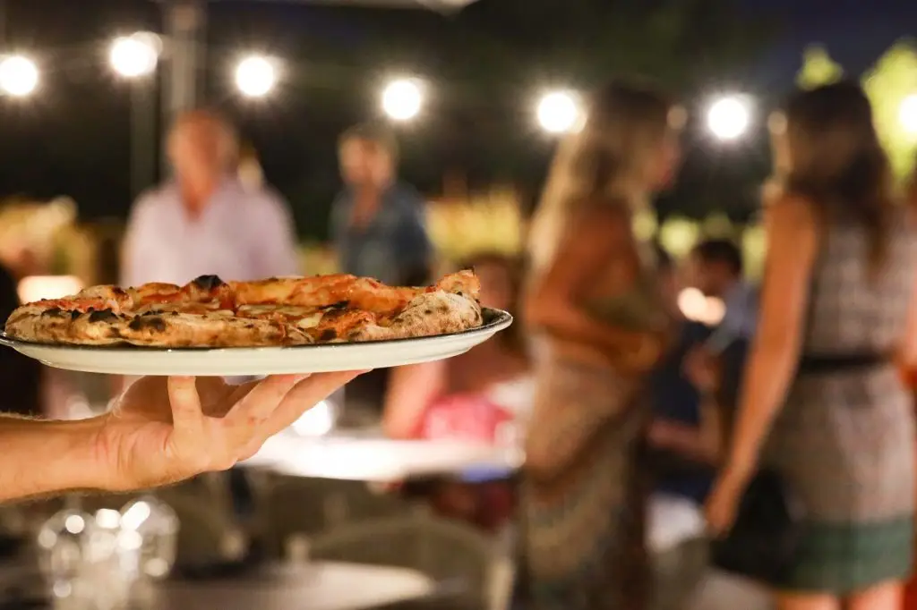 Sinapsi, pizza & grill: a Torre del Greco un viaggio tra pizza contemporanea, carni d’eccellenza e mixology